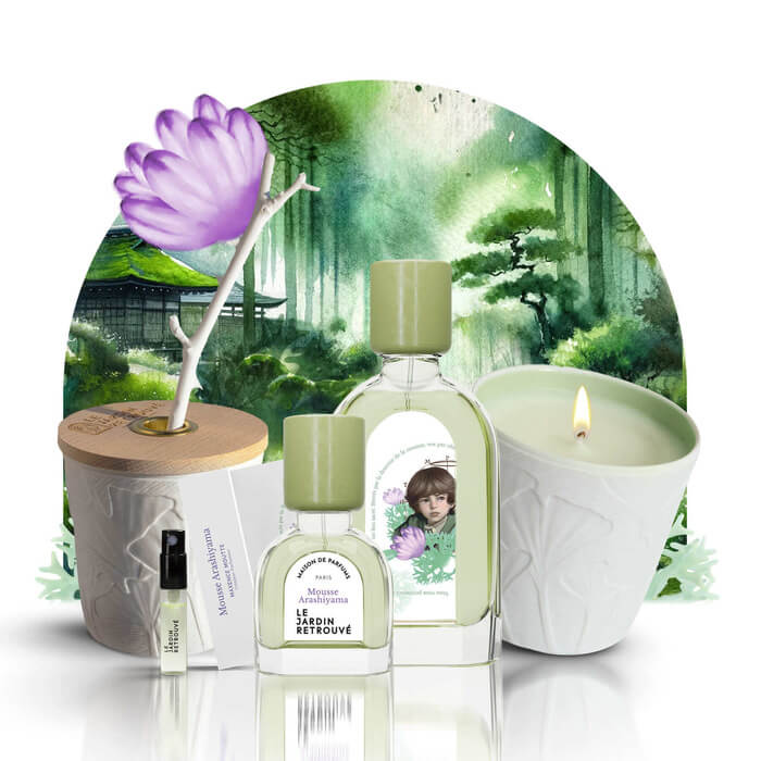 Image de la collection Mousse Arashiyama du Jardin Retrouvé / on y trouve le mini spray , le diffuseur, la bougie, le parfum 15 et 50ml / il y'a une illustration derrière qui représente les jardins d'Arashiyama au Japon