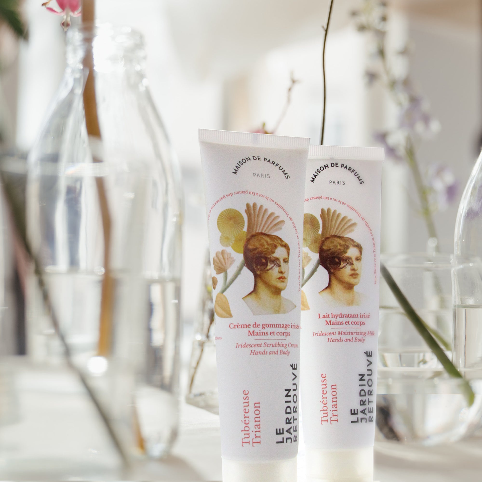 Les soins Tubéreuse Trianon du Jardin Retrouvé dans un espace blanc avec de verre et des tiges