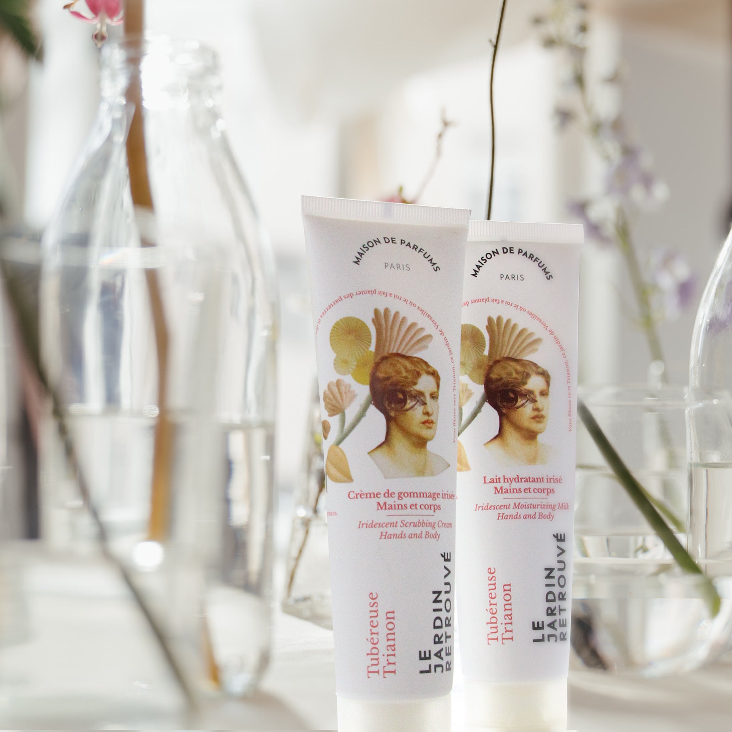 Les soins Tubéreuse Trianon du Jardin Retrouvé dans un espace blanc avec de verre et des tiges