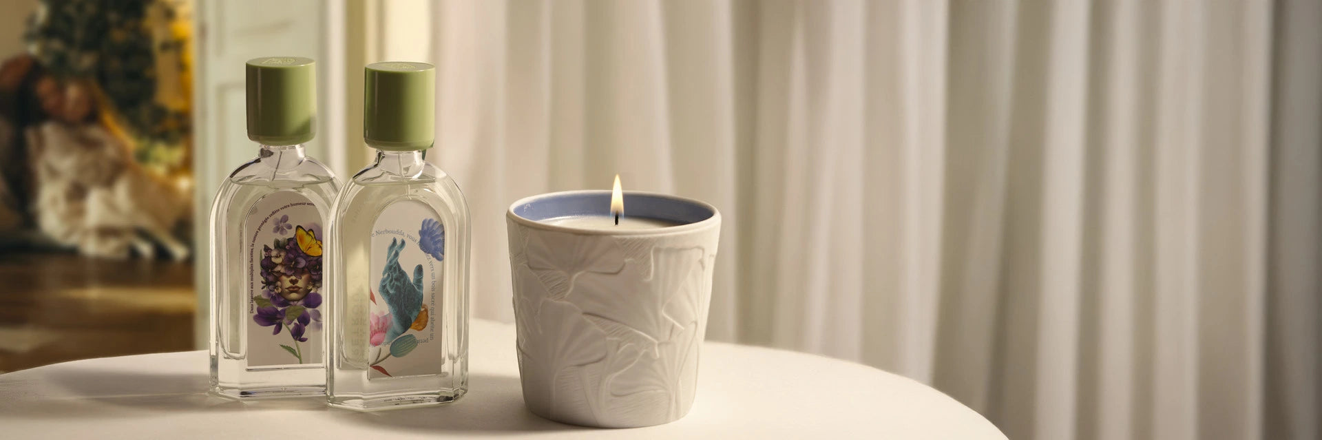 Lifestyle home - Le Jardin Retrouvé / Violette Kew and Sandalwood Sacré with a candle