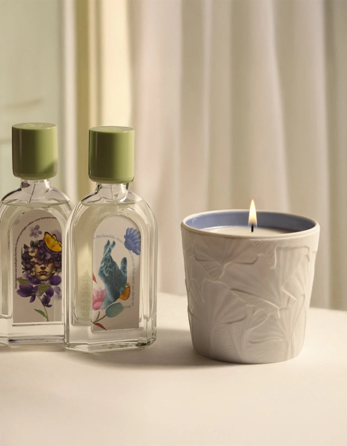 Lifestyle home - Le Jardin Retrouvé / Violette Kew and Sandalwood Sacré with a candle