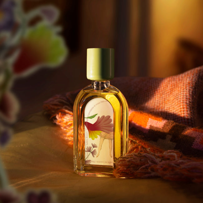 Le parfum 50ml du cuir de Russie du Jardin Retrouvé - sur un lit , avec des illustration de fleur à coter