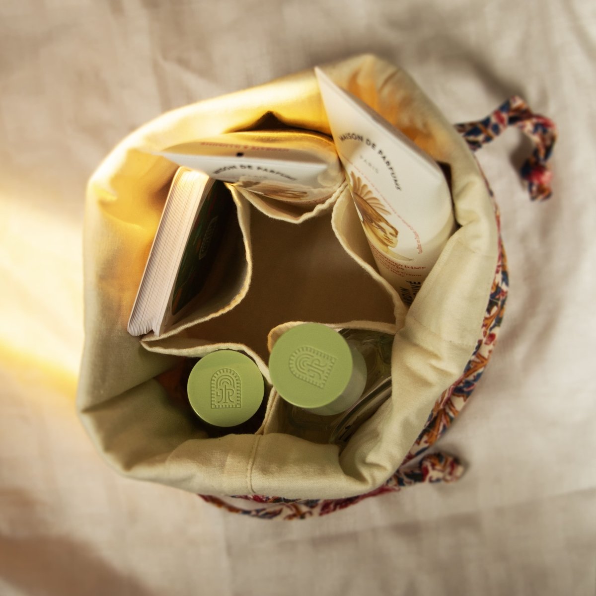 Le Jardin Retrouvé x Jamini Paris (Vert et Rouge) - Le Jardin Retrouvé - vus du haut - on peux voir la gamme des soins de l'Oracle et des parfums 