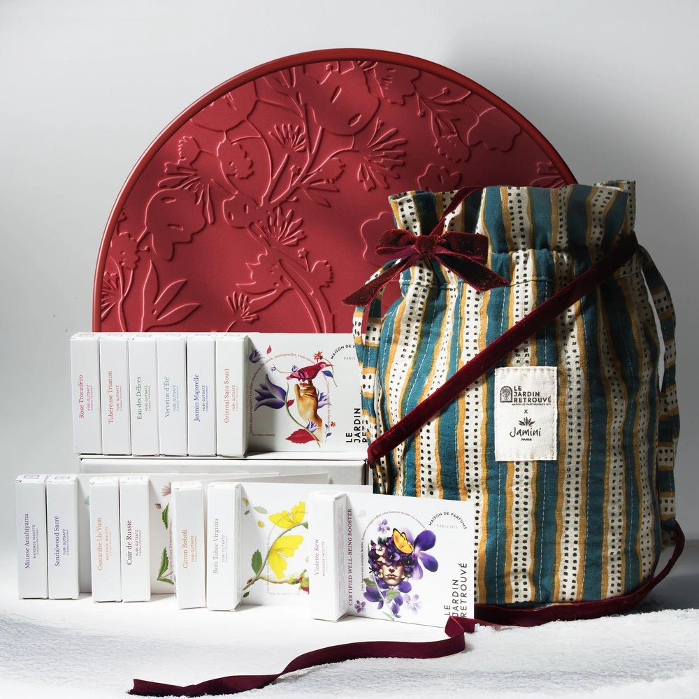 Le Voyageur des Senteurs gift set by Le Jardin Retrouvé, featuring a curated selection of artisanal perfumes and a gift card, ideal for olfactory exploration. ( green and yellow)